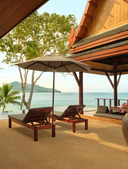 安缦璞瑞度假村的海滨泳池馆，木制凉亭下有躺椅，可眺望清澈海景。