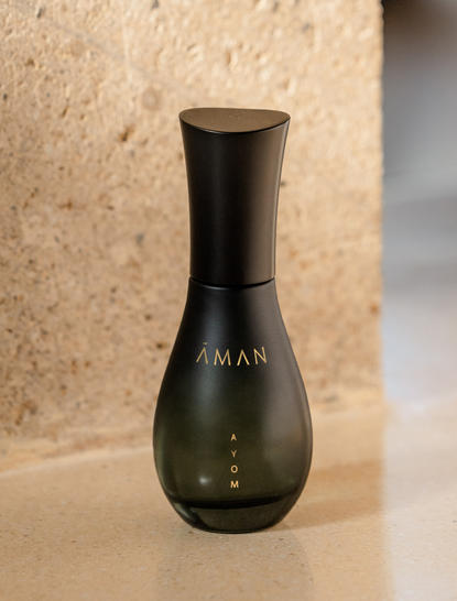 Flacon de parfum noir Aman sur surface en pierre, Amanjiwo resort, Java central, Indonésie.