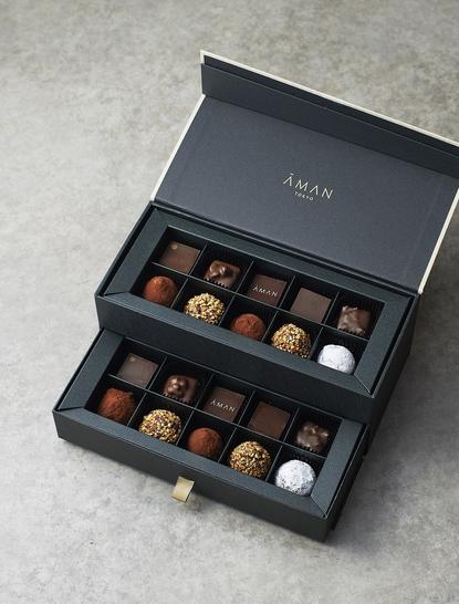 アマン東京のホテルで提供されるボンボン入りの黒いギフトボックス