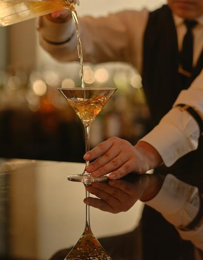 アマン東京のラウンジバーで、ウイスキーをグラスに注ぐ様子。