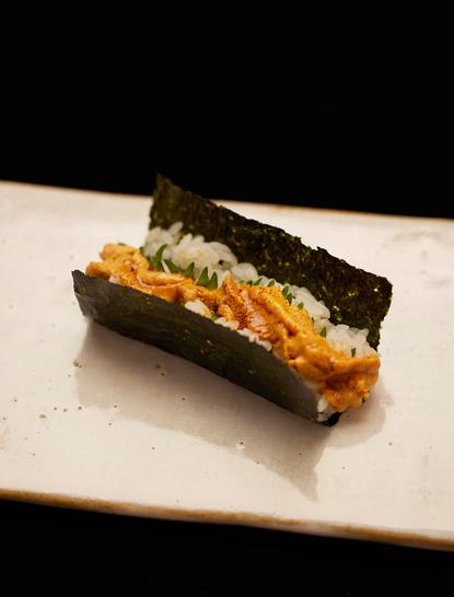 アマン東京のダイニング施設で提供されるウニを使った寿司