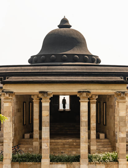 安缦齐和度假村入口，圆顶石造建筑配古典廊柱。