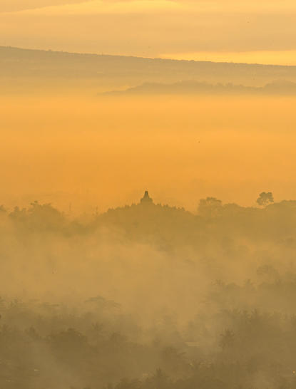安缦齐和度假村晨曦中的婆罗浮屠寺庙轮廓和默拉皮火山，爪哇，印度尼西亚。