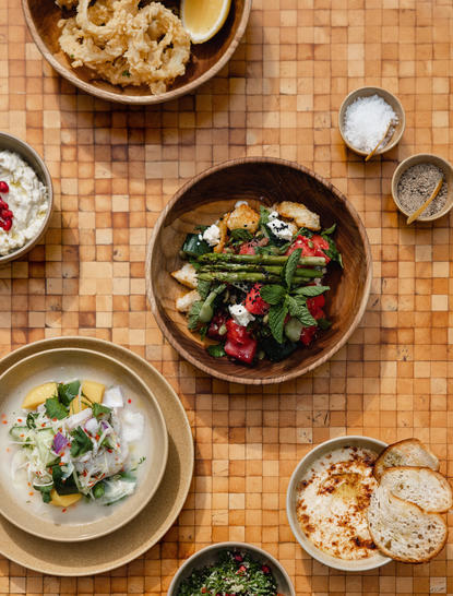 Platos con diversos manjares en el club de playa de Amankila, un resort en Bali.
