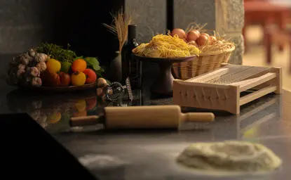 Cucina italiana: tavolo di preparazione con ingredienti freschi e utensili per la masterclass culinaria ad Amanpuri.