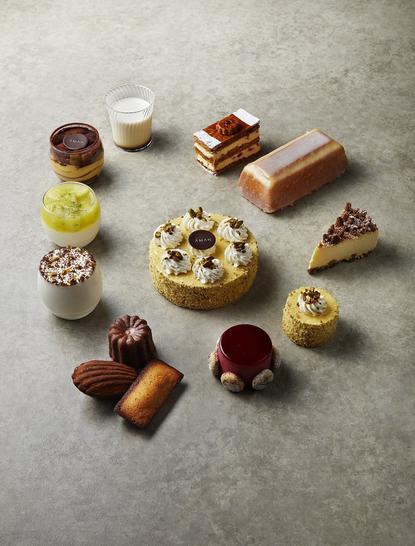 アマン東京のホテルで提供される、様々なデザートとお菓子を上空から撮影した写真。