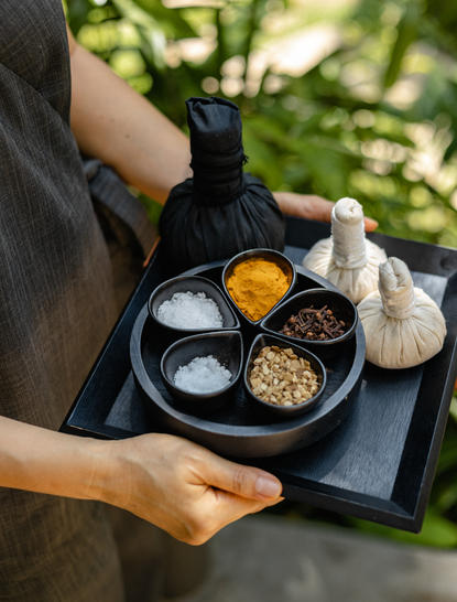 Une assiette de condiments et d'épices à Amanpuri, resort en Thaïlande.