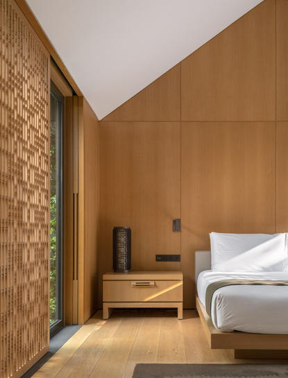 养云安缦度假村的古亭式两卧室客房，采用暖木色调和砖墙设计。