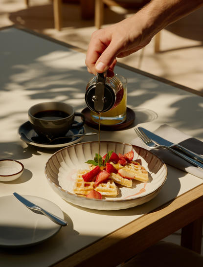 Mano versa aceite sobre un plato con ensalada fresca en Amanyara, resort en Turks y Caicos.