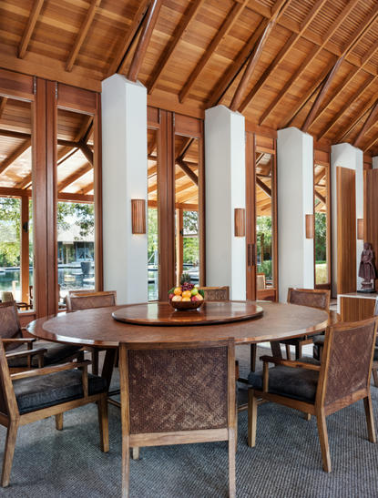 Sala de jantar com teto de madeira e colunas brancas na vila Serenity de cinco quartos em Amanyara, resort em Turks e Caicos.