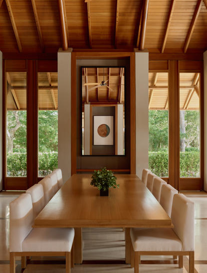 アマンヤラのスリーベッドルーム・トランクイリティ・ヴィラの木製天井と大きな窓のある明るい室内空間。