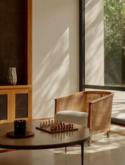 Deux fauteuils en cuir clair dans un salon baigné de lumière naturelle à Amanyara, resort aux Turques-et-Caïques.