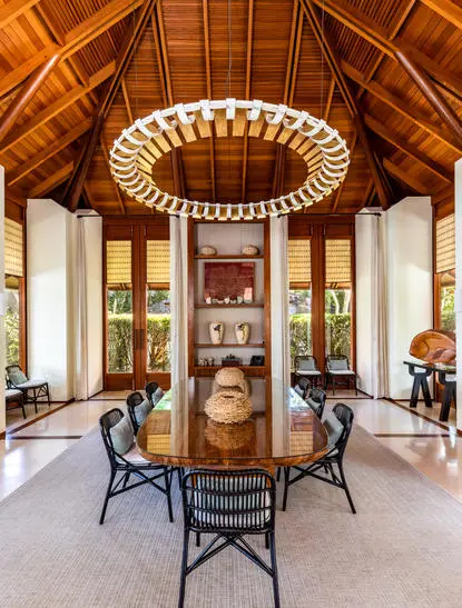 Chambre 2 de la villa six chambres à Amanyara, avec plafond en bois voûté et mobilier classique.