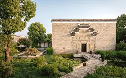 养云安缦度假村的四卧室古董别墅外观，砖砌建筑坐落于郁郁葱葱的花园中。