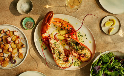 アマンゾイのビーチクラブで提供されるカラフルなトッピングが施された料理。