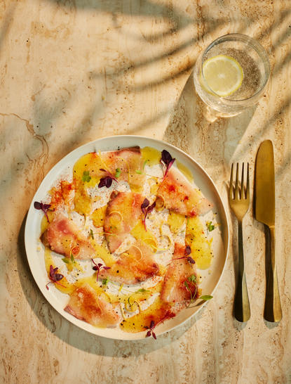 アマンプリのリゾートで提供される、新鮮な野菜とハーブをトッピングした彩り豊かなサラダ。