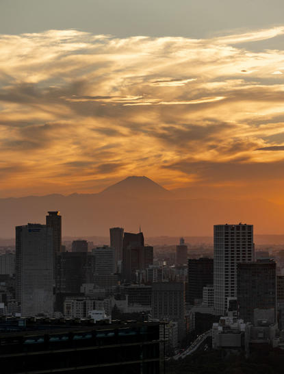 アマン東京のホテルから見た、金色に染まる東京の夕焼け空。