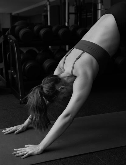 玛丽亚·莎拉波娃在安缦纽约酒店进行瑜伽练习，黑白摄影。