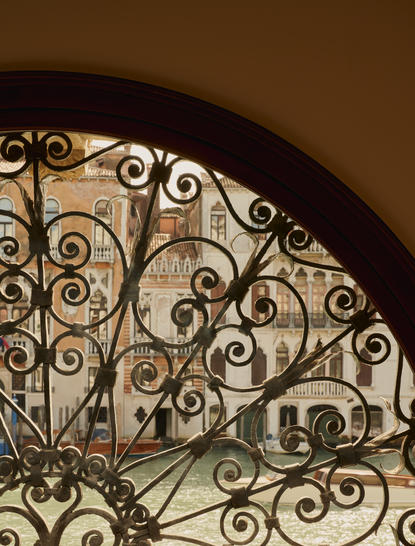 Détail de ferronnerie ornementale sur balcon du Grand Canal Suite à Aman Venice.
