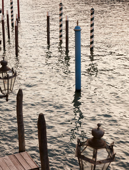 Pali di ormeggio nel Canal Grande ad Aman Venice.