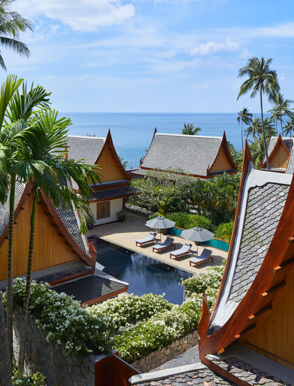 安缦璞瑞度假村的泰式建筑与水池景观，绿植环绕。
