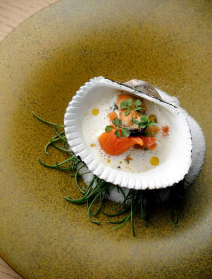 アマン京都のダイニングパビリオンで提供される、ロスマリーを添えた帆立貝のプレート