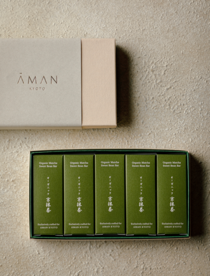 Boîte de cinq barres de matcha et haricots rouges verts, présentée aux côtés de l'emballage Aman à Aman Kyoto.