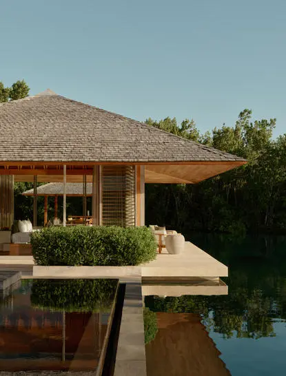 Pavilhão de acomodação com teto de palha em Amanyara, resort em Turks e Caicos.