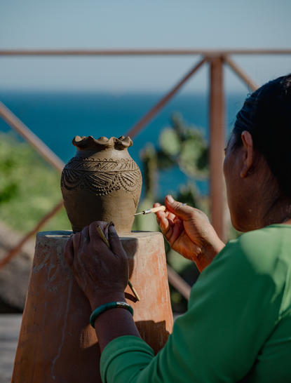 安缦诺怡度假村陶艺体验中心,访客手持陶土进行手工制作。
