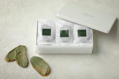 アマン京都のリゾートで提供される抹茶緑茶ラスク、白い箱に3つの個別パッケージ入り。