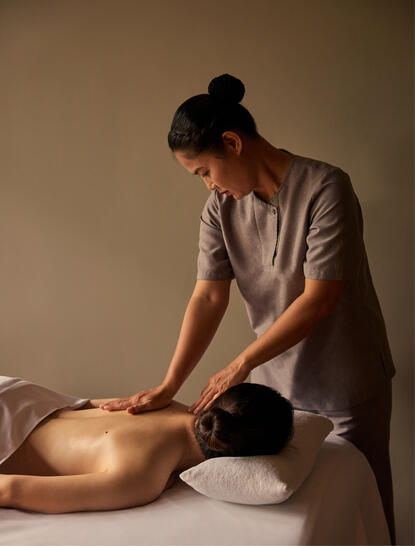 Therapist performing Vietnamese massage treatment on guest's back at Amanoi spa.