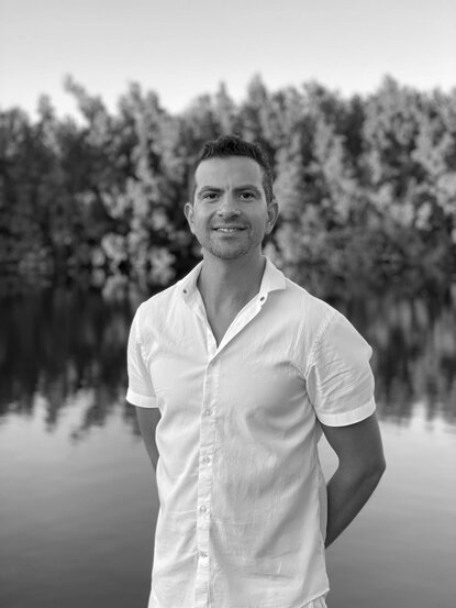 Portrait en noir et blanc du Dr John Sanchez à Aman Le Mélézin, resort alpin.