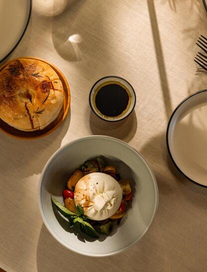 Amankila resort میں صبح کا ناشتہ: کریمی انڈے، تازہ پھل اور قہوہ۔