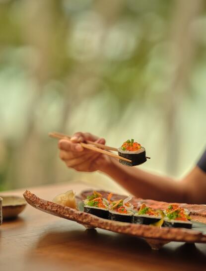 Sushi-Teller im Nama-Restaurant des Amanpuri-Resorts in Thailand.