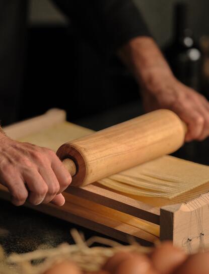 アマンプリのリゾートでパスタ製造の職人技を学ぶ。木製の道具を使って生地を丁寧に扱う手元。