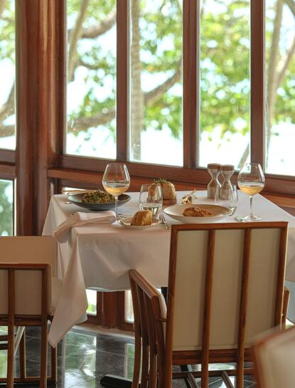 アマンプリのダイニングエリアのテーブルセッティング。窓からの自然光が優しく差し込む。