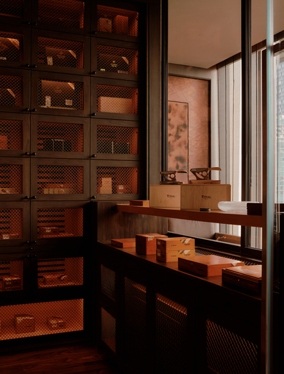 غرفة سيجار بخشب داكن وإضاءة دافئة في أمان ناي ليرت بانكوك.