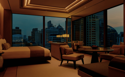 アマン ナイラート バンコクのホテル、ルーム145から見たバンコクの夜景と室内の写真。