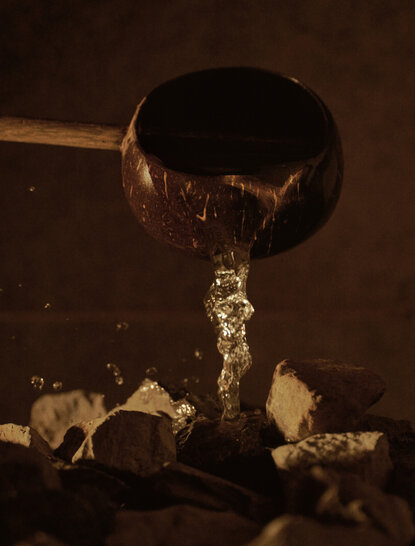 Água a derramar de uma taça de cobre no Aman New York hotel.