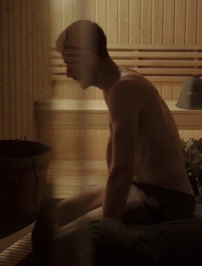 Silhouette d'un homme en méditation dans un espace calme à Amanpuri, la station balnéaire.