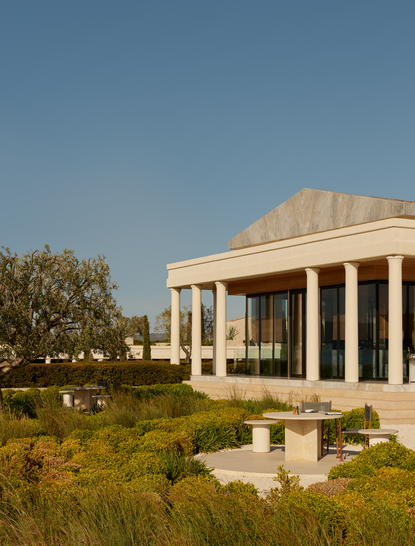 アマンゾイのメインレストラン、モダンな建築と地中海の景観が特徴のダイニング施設。