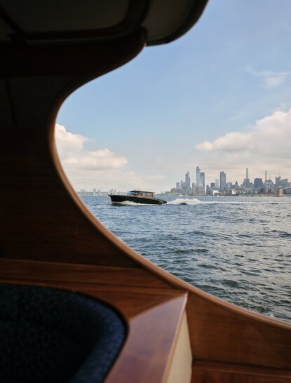 Passeio de barco em Nova York com vista da skyline da cidade ao fundo, no Aman New York.