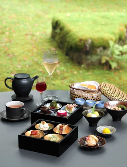 アマン京都のリゾートで楽しむ午後のお茶。黒い食器に盛られた和菓子と紅茶。