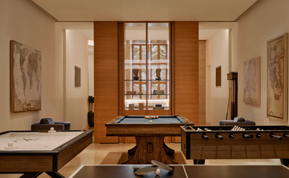 安缦卓熠度假村的游戏室，配有台球桌和木制细节装饰。