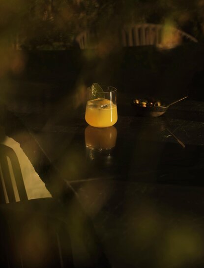 Cocktail servi à Aman New York, dans un bar de terrasse au cœur de la ville.