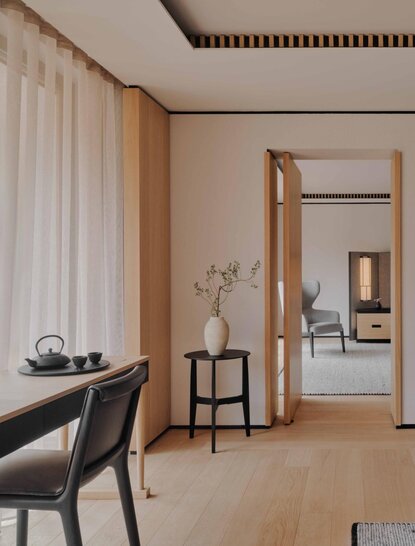 Rosa Alpina Suite con tavolo di lavoro, specchio e accesso alla camera da letto presso Aman Rosa Alpina.