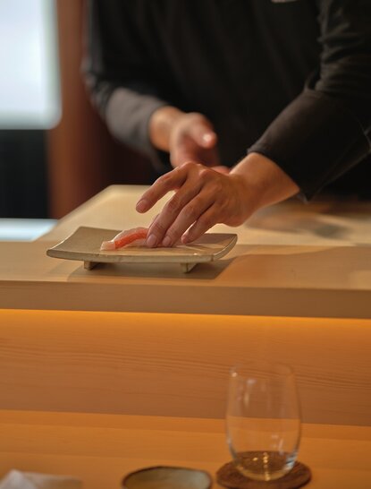 Chef prepara sushi no balcão omakase da Nama em Amanpuri, Tailândia.