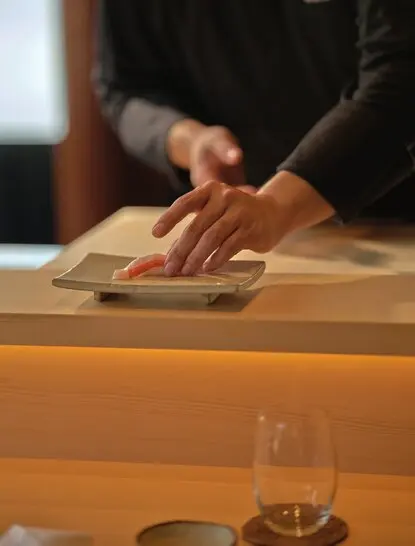 Chef prepara sushi no balcão omakase da Nama em Amanpuri, Tailândia.