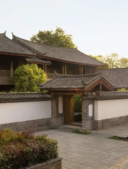 大研安缦度假村的建筑细节，展现传统中式设计与石板路径。