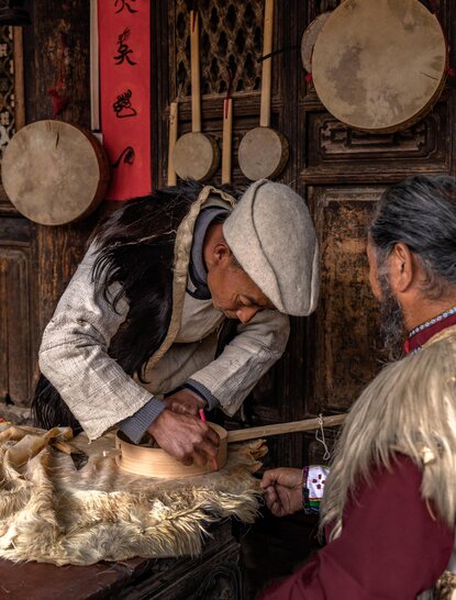 纳西传统手工艺人在大研安缦度假村展示古老的木雕技艺。